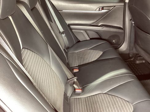 Used 2020 Toyota Camry SE w/ Sunroof Package image 5