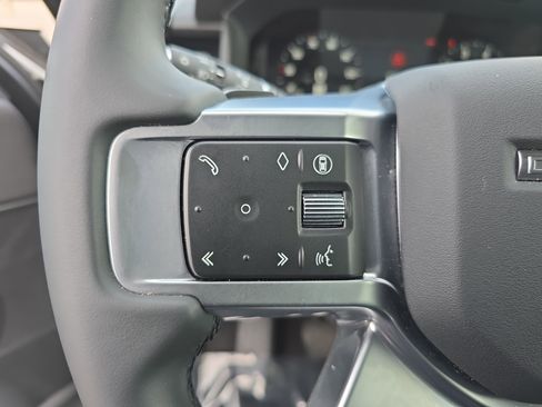 Used 2025 Land Rover Discovery S image 19