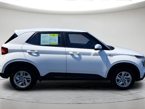 Used 2026 Hyundai Venue SE FWD image 2