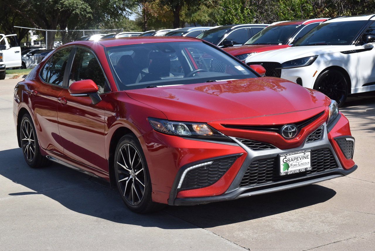 Used 2022 Toyota Camry SE w/ Convenience Package FWD image 4