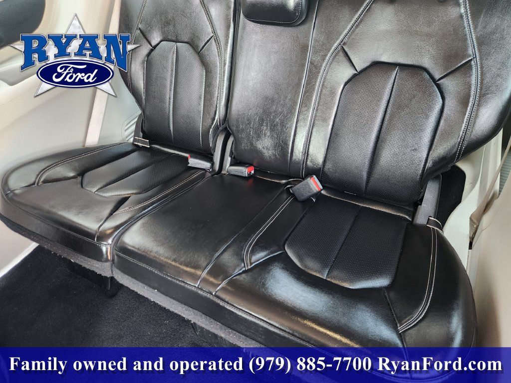Used 2024 Chrysler Pacifica Touring-L FWD image 23