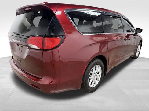 Used 2017 Chrysler Pacifica Touring image 9