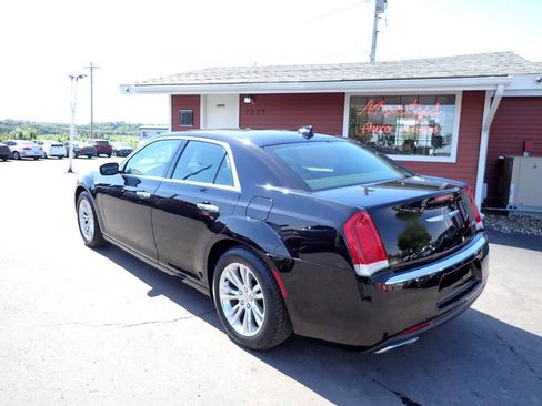 Used 2017 Chrysler 300 C RWD image 4