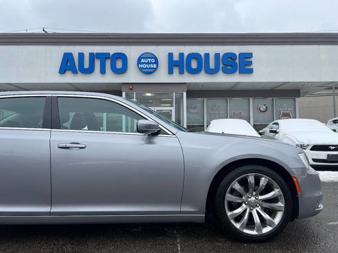 Used 2017 Chrysler 300 Limited image 38