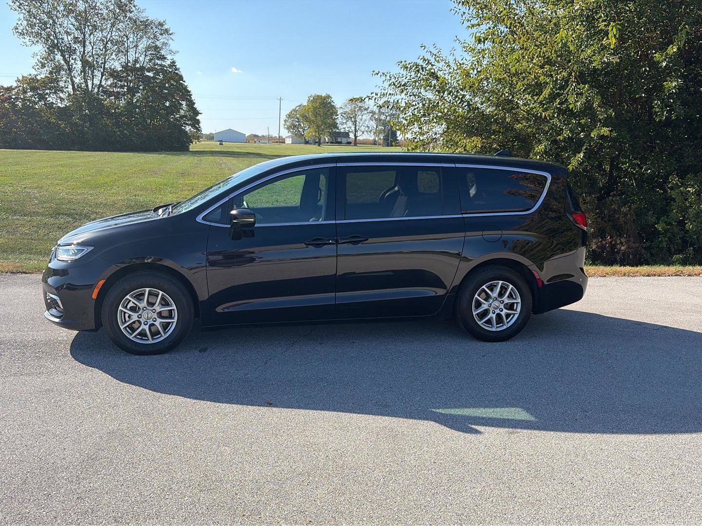 Used 2024 Chrysler Pacifica Touring FWD image 2