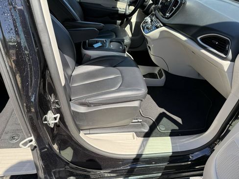 Used 2024 Chrysler Pacifica Touring-L FWD image 17