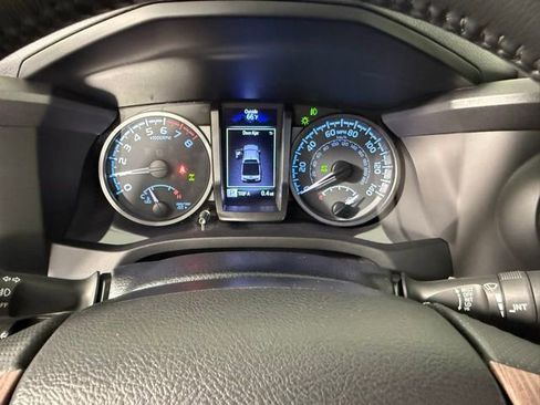 Used 2022 Toyota Tacoma TRD Off-Road w/ Technology Package image 25