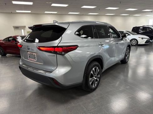 Used 2022 Toyota Highlander XLE AWD/4WD image 7