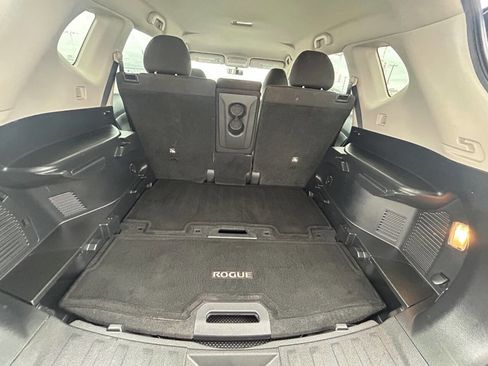 Used 2016 Nissan Rogue SV w/ SV Premium Package image 11