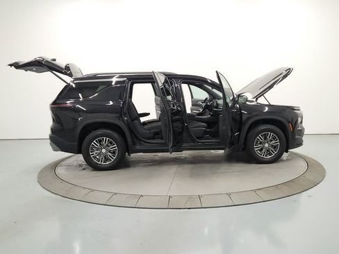 Used 2025 Chevrolet Traverse LT image 16