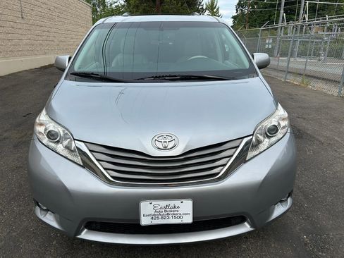 Used 2014 Toyota Sienna XLE image 2