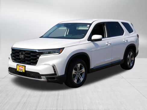 Used 2025 Honda Pilot EX-L image 3