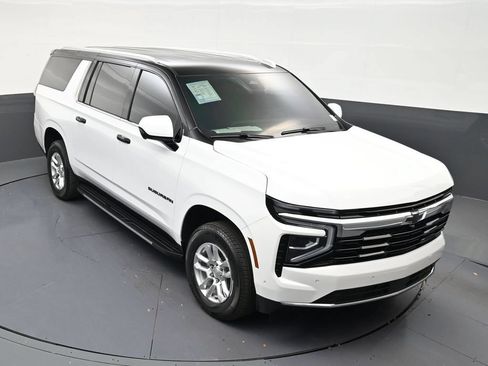 Used 2025 Chevrolet Suburban LS RWD image 17