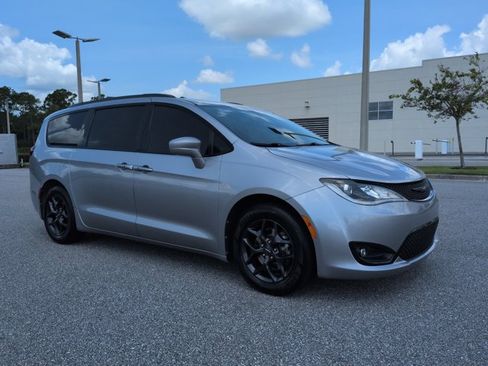 Used 2019 Chrysler Pacifica Touring-L w/ Premium Audio Group FWD image 3