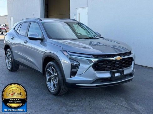 Used 2025 Chevrolet Trax LT image 2