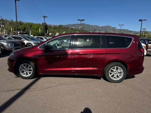 Used 2022 Chrysler Voyager LX FWD image 17
