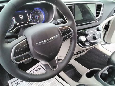 Used 2024 Chrysler Pacifica Touring-L image 26