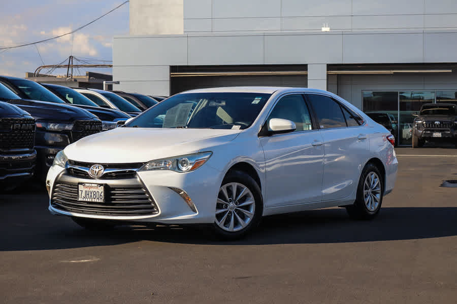 Used 2015 Toyota Camry LE FWD image 1