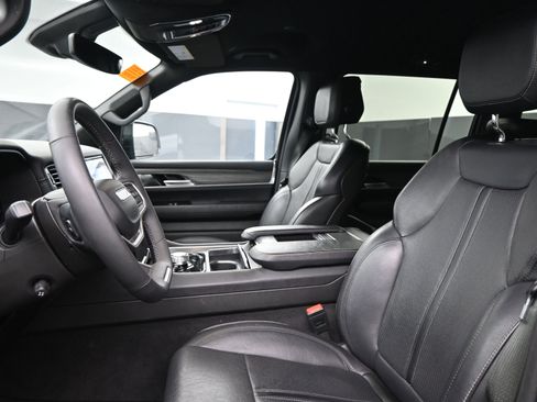 Used 2024 Jeep Wagoneer L Series II image 16