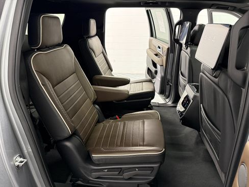 Used 2025 GMC Yukon XL Denali Ultimate AWD/4WD image 19