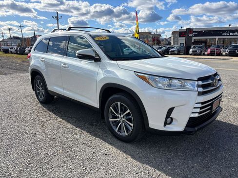 Used 2019 Toyota Highlander XLE image 3
