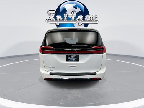 Used 2022 Chrysler Pacifica Touring-L image 10