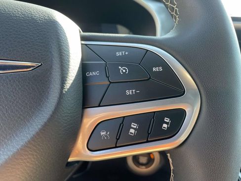Used 2025 Chrysler Pacifica Select FWD image 19