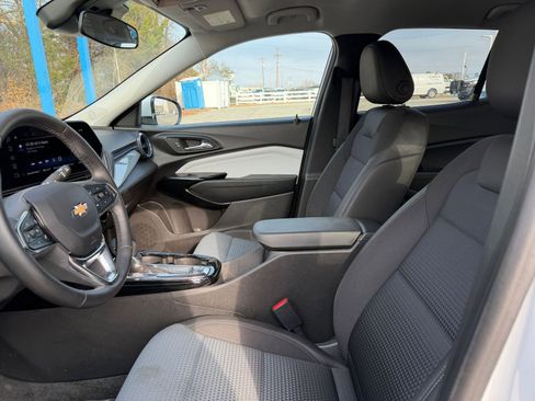Used 2025 Chevrolet Trax LT w/ LT Convenience Package image 24