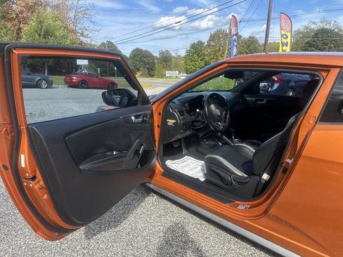 Used 2016 Hyundai Veloster Turbo FWD image 10