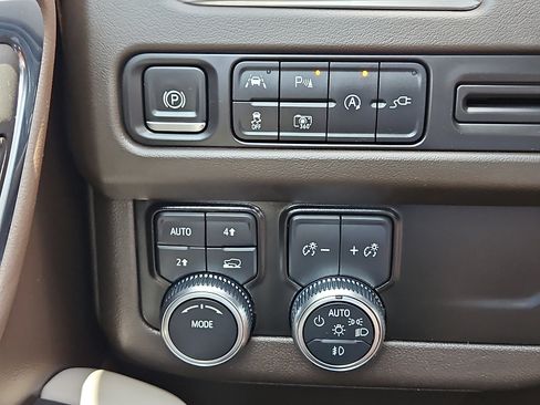 Used 2022 GMC Yukon SLT w/ SLT Premium Package AWD/4WD image 16
