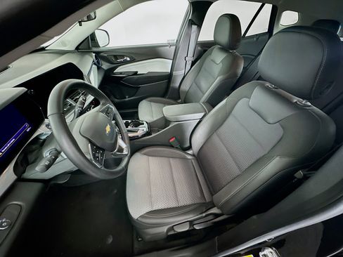 Used 2025 Chevrolet Trax LT w/ LT Convenience Package image 13