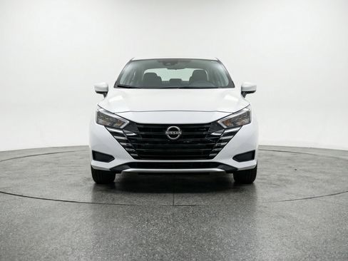 Used 2025 Nissan Versa SV image 2
