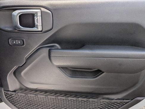 Certified 2022 Jeep Gladiator Willys image 38