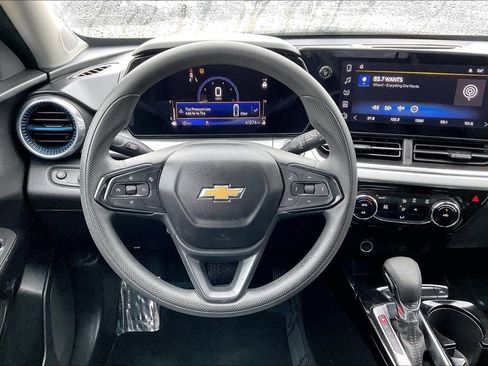 Used 2024 Chevrolet Trax LT image 8
