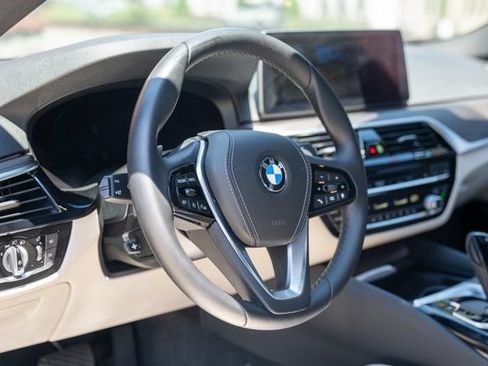 Used 2022 BMW 530i w/ Convenience Package RWD image 21