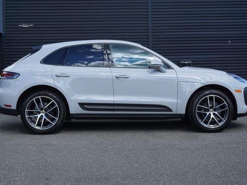 Certified 2024 Porsche Macan AWD/4WD image 9