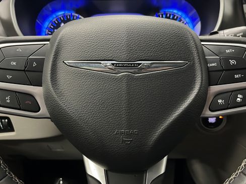 Used 2024 Chrysler Pacifica Touring-L FWD image 15