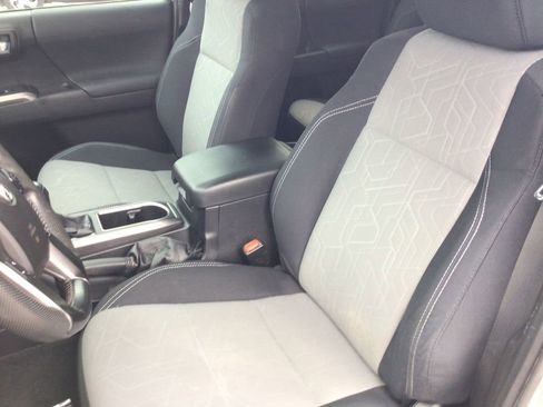 Used 2021 Toyota Tacoma TRD Sport w/ Technology Package image 19