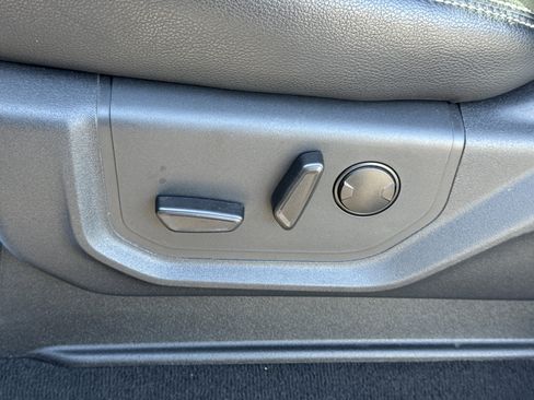 Certified 2022 Ford F250 Lariat w/ Black Appearance Package image 18