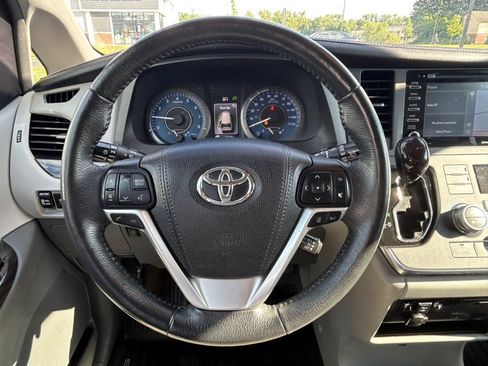 Used 2018 Toyota Sienna XLE w/ XLE Navigation Package FWD image 25