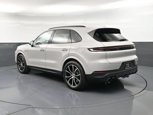 Certified 2025 Porsche Cayenne S AWD/4WD image 3