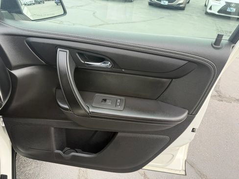 Used 2015 GMC Acadia SLE image 18