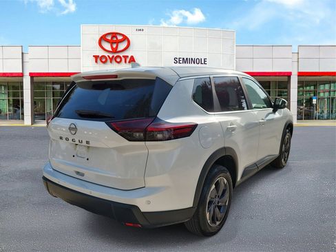 Used 2025 Nissan Rogue SV image 3