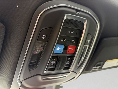 Used 2024 Jeep Grand Cherokee Altitude AWD/4WD image 19