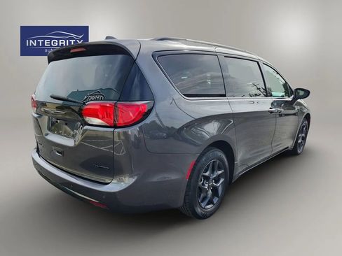 Used 2020 Chrysler Pacifica Limited w/ S Appearance Package FWD image 3