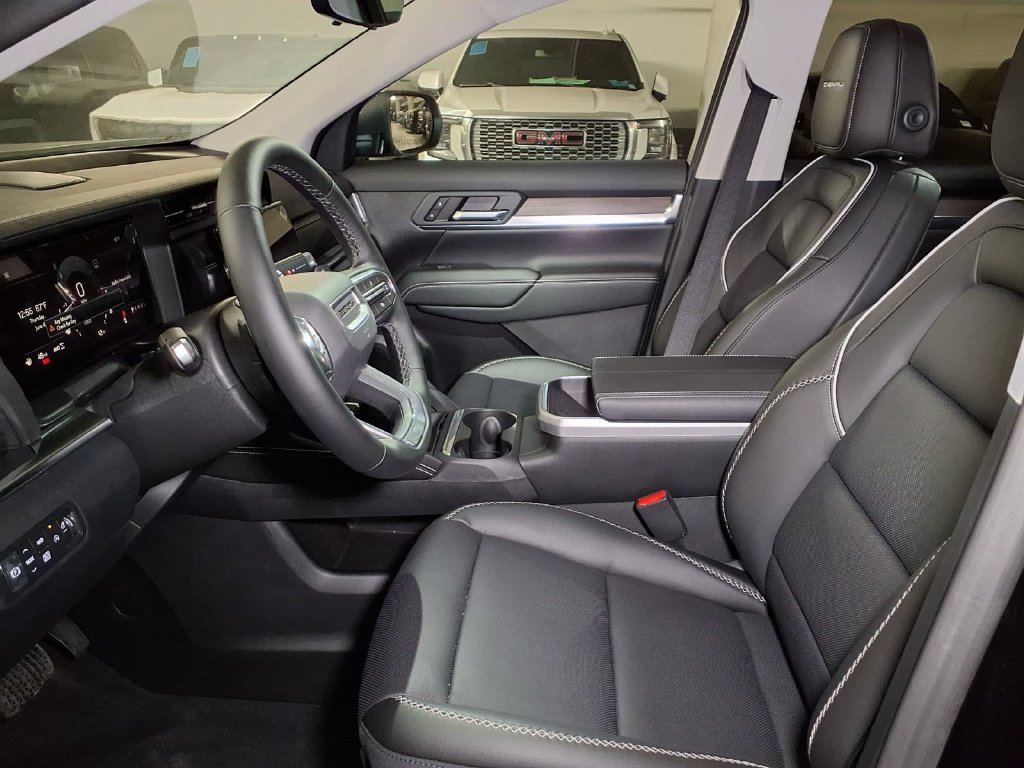 New 2026 GMC Terrain Denali w/ LPO, Black Badging Package AWD/4WD image 15