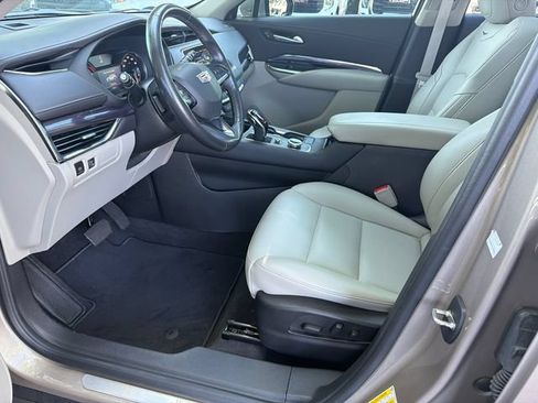 Used 2023 Cadillac XT4 Luxury w/ Cold Weather Package FWD image 9