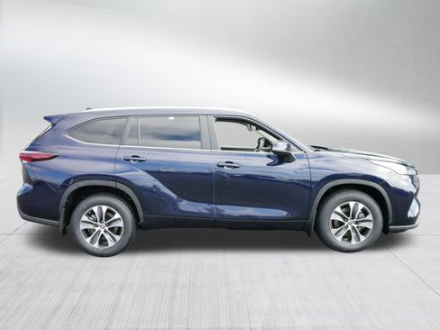 Certified 2024 Toyota Highlander XLE image 8