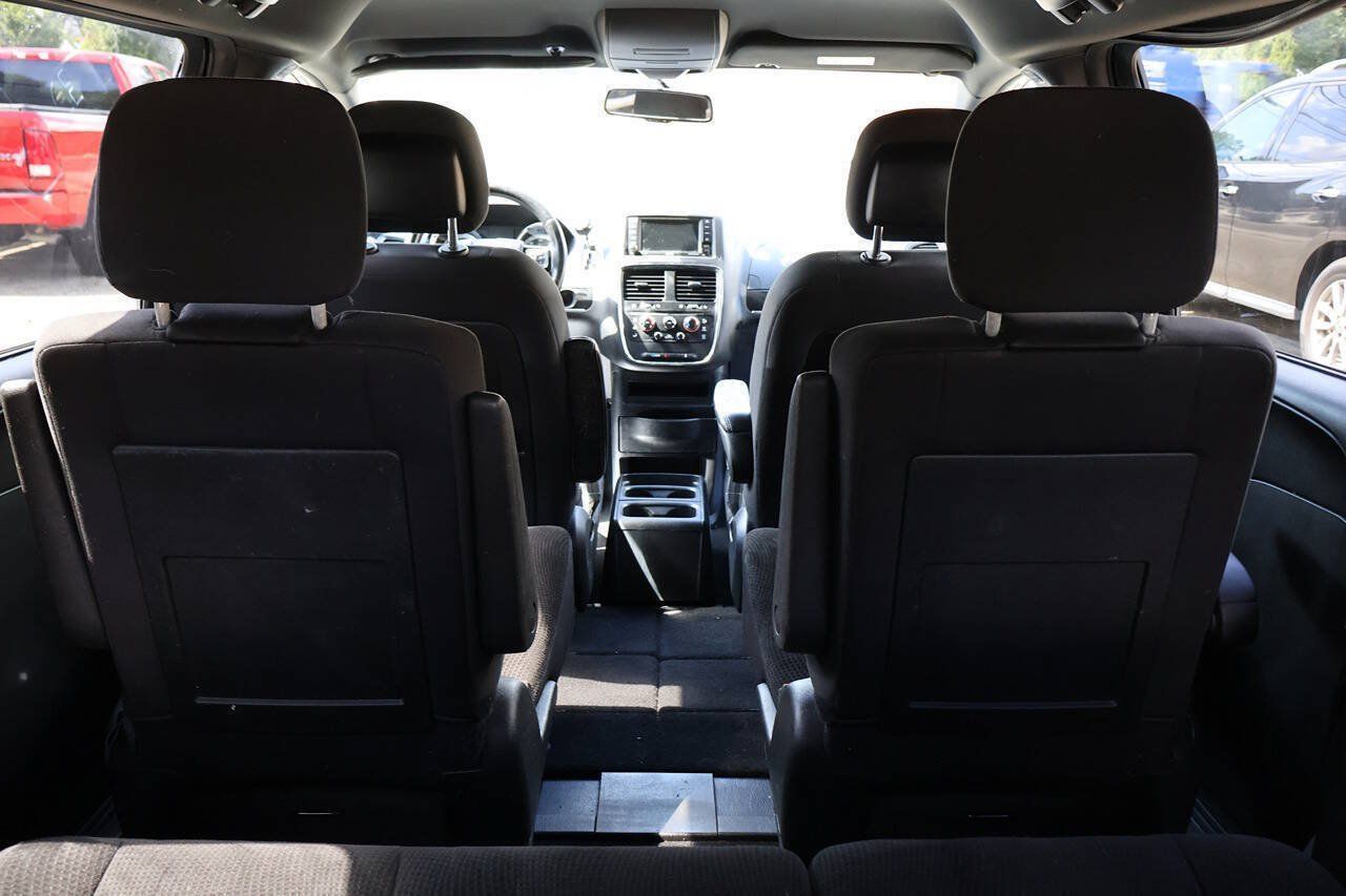 Used 2018 Dodge Grand Caravan SE FWD image 19