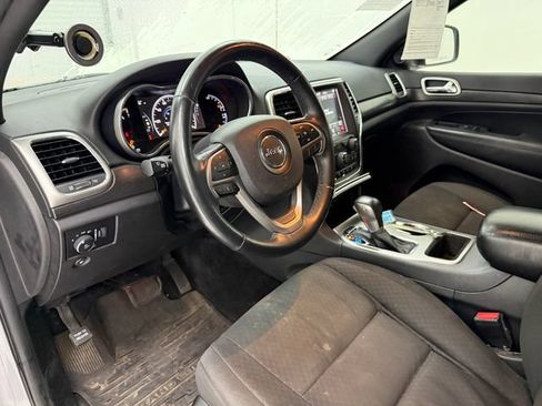 Used 2018 Jeep Grand Cherokee Laredo RWD image 15